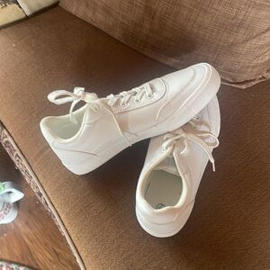 White Classic Sneaker, Size 7 (fits like an 8), Worn a couple of times only!